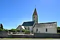 L'église Saint-Pierre et le monument aux morts.