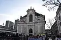 La place vers l'Église Saint-Sébastien de Nancy avec le marché.