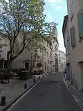 Façade avec l'ancien couvent à gauche.