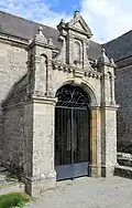 L'église Saint-Servais : porche sud datant du XVIIIe&nbsp;siècle.