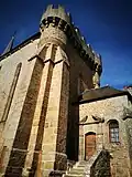 Machicoulis et créneaux de l'église Saint-Sylvain