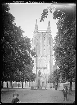 L'église Saint-Trémeur au début du XXe&nbsp;siècle.