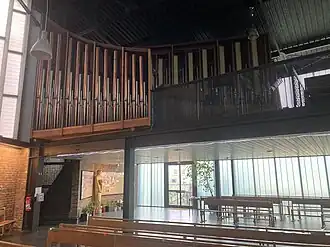 L'orgue au bord de la tribune .