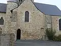 Transept méridional et ses deux ouvertures romanes.