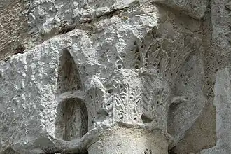 Chapiteau roman sculpté du portail XIIe&nbsp;siècle.