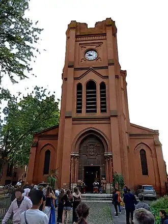 L'église vue de la place Sainte-Germaine