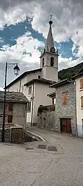Le clocher de l'église Sainte-Marguerite d'Orelle dans la rue principale de Bonvillard.