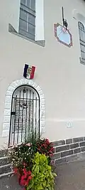 Vue des deux œuvres sur la face sud de l'église.