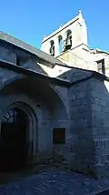 Église d'Arcomie, le portail et le clocher.