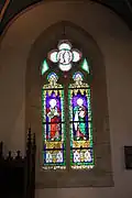 Saint Paul, saint Pierre, et en médaillon l'apparition de Lourdes