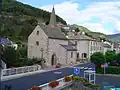 Église dans le bourg de Ferrières-Saint-Mary.