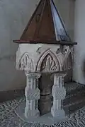 Les fonts baptismaux.