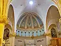 Intérieur de l'église au-dessus de l'autel.