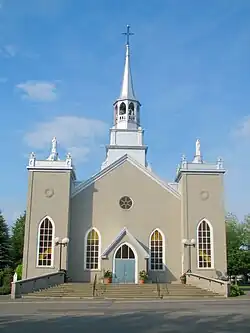 L'église de Sainte-Hélène-de-Kamouraska en juillet.