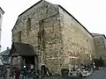 Église de la Nativité-de-la-Sainte-Vierge de Bénac : porche à colonnes de marbre, chapiteaux du XIIe&nbsp;siècle.