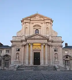 La façade seule.