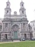 Vue d'en face de l'église