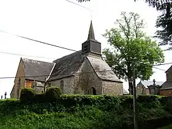 L'église et le cimetière ; à droite, le « Tilleul de la liberté ».