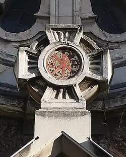 Croix en façade.
