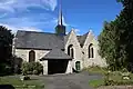 Vue de la façade de l'église Saint-Léonore depuis la rue.