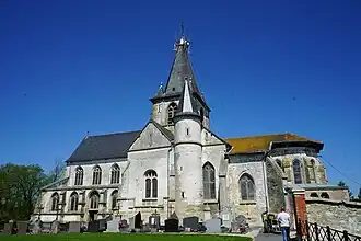 entourée de son cimetière,