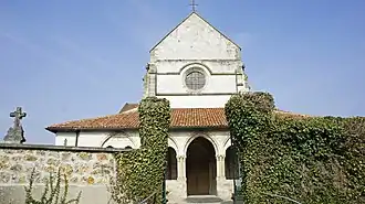 Vue du portail occidental et du cimetière.