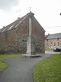 Monument près de l'église.