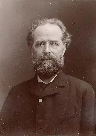 Photographie d'un homme barbu.