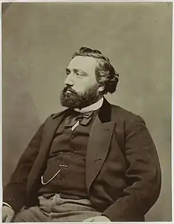 Portrait photographique d'un homme.