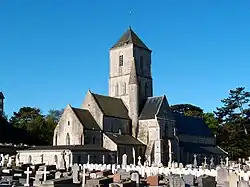 Vue générale de l'édifice et des tombes blanches des militaires du Commonwealth