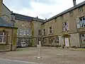 L'abbatiale (à l'extrême-gauche), l'administration (au centre) et la maison épiscopale (à droite).