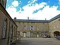 L'abbatiale (à gauche), la maison épiscopale (au fond) et le portail (à droite).