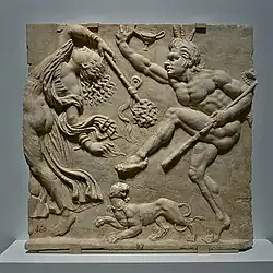 Satyre à 3 cornes, penché en avant, sur la pointe d’1 pied, et bacchante très cambrée, à la chevelure libre flottante.