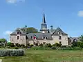 L'ancien prieuré et l'église paroissiale de la Nativité de Notre-Dame.