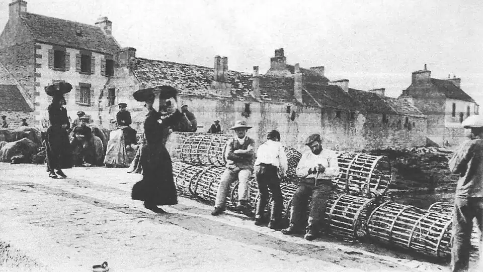 Femmes amenant au port la soude de varech sur l'île de Sein au début du XXe siècle.