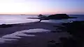 Vue des Petit et Grand Bés depuis les remparts de Saint-Malo, au coucher du soleil.