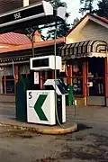 Cliché de 1991 d'un distributeur dans le village d'Ömossa en Finlande.