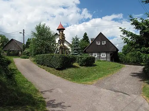Clocher et statue à Česká Proseč.