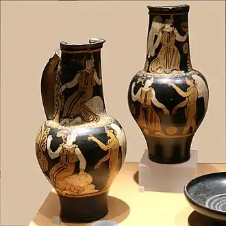 Œnochoés à figures rouges et rehauts blancs. Troisième quart du IVe&nbsp;siècle