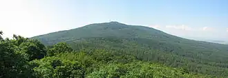 Vue depuis la tour du Wieżyca sur la montagne.
