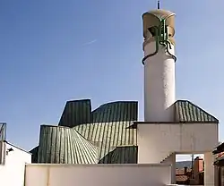 La mosquée blanche de Šerefudin (1980) de Zlatko Ugljen à Visoko fait référence à l'architecture traditionnelle de la mosquée bosniaque