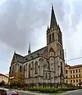 Vue de l'église depuis la rue Seifertova.