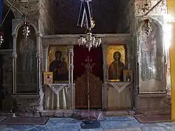 Le templon encadré par les deux mosaïques.