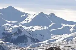 Le mont Vernon (en) vu de Kastoriá, en hiver.