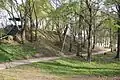 Reste des remparts dans un parc.