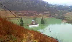 L'église dans le lac en 2016