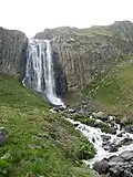 Cascade dans les montagnes.