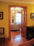 Au fond, la salle à manger.