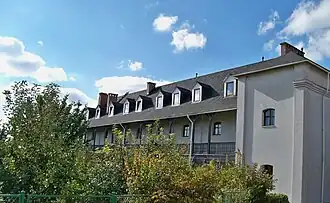 Son école classé.