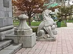 Une statue.